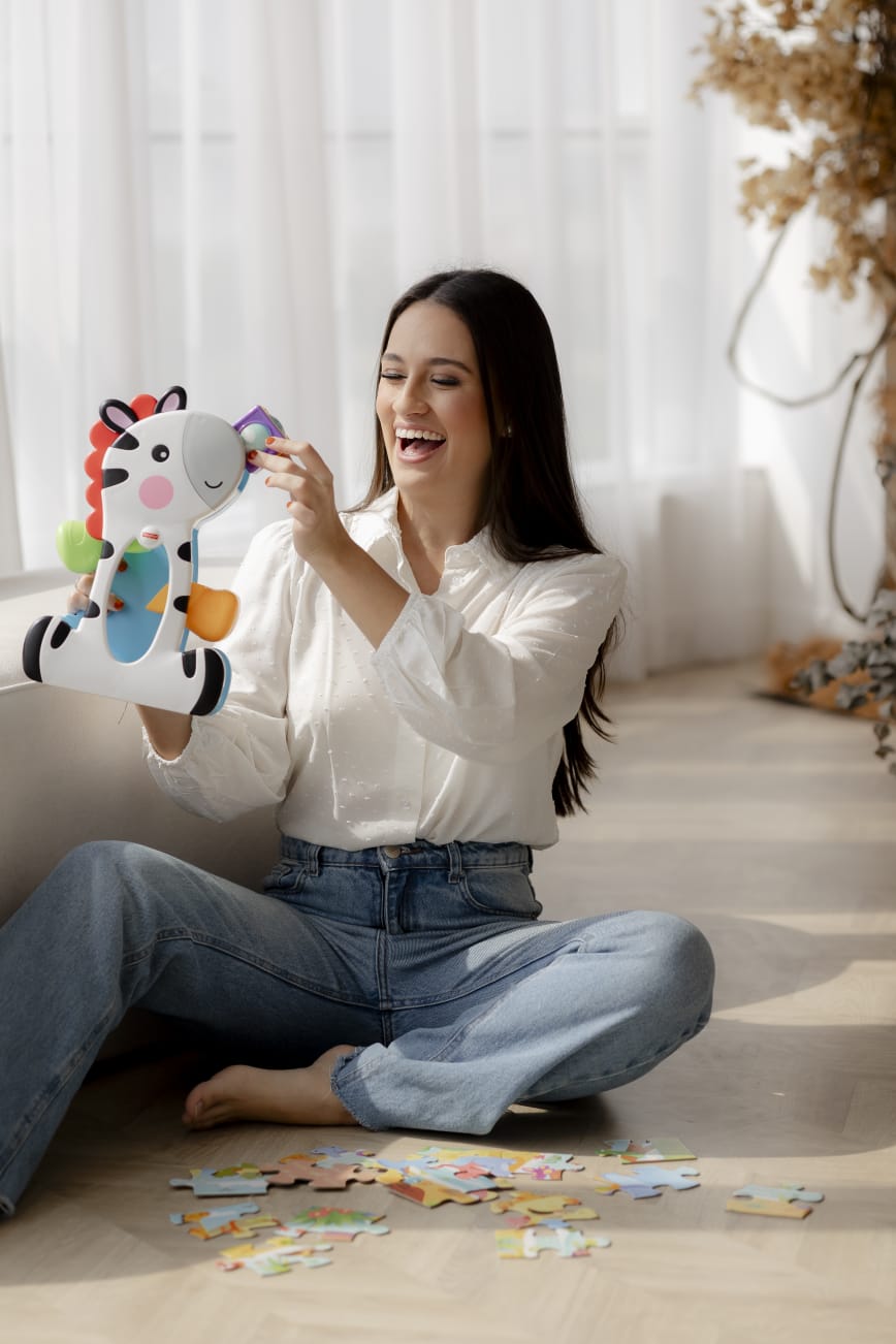Gabriela Vasconcellos, fonoaudióloga, brincando com brinquedo educativo